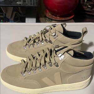 𝗩𝗲𝗷𝗮 𝗦𝗵𝗼𝗲𝘀 - 𝗥𝗼𝗿𝗮𝗶𝗺𝗮 𝗦𝘂𝗲𝗱𝗲 𝗗𝘂𝗻𝗲 𝗔𝗹𝗺𝗼𝗻𝗱